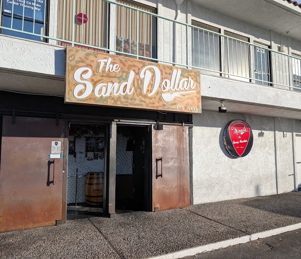 The Sand Dollar Lounge 3
